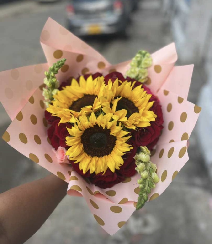 Rosas con girasol 