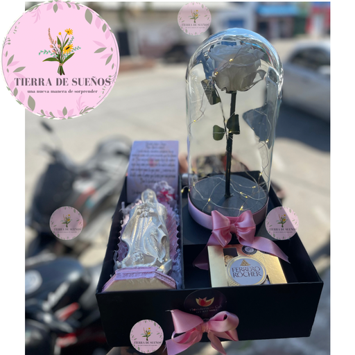 [Duración de 5 años garantía de 2 años Incluye rosa,base,urna,luz led,Virgen,Ferrero x4 tarjeta personalizada.] Rosa preservada con Virgen.