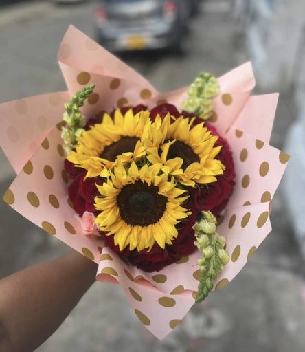 Rosas con girasol 